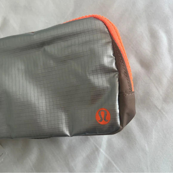 🆕 Lululemon Everywhere Belt Bag - Silver Metallic / Soft Sand /Highlight Orange - Picture 2 of 5